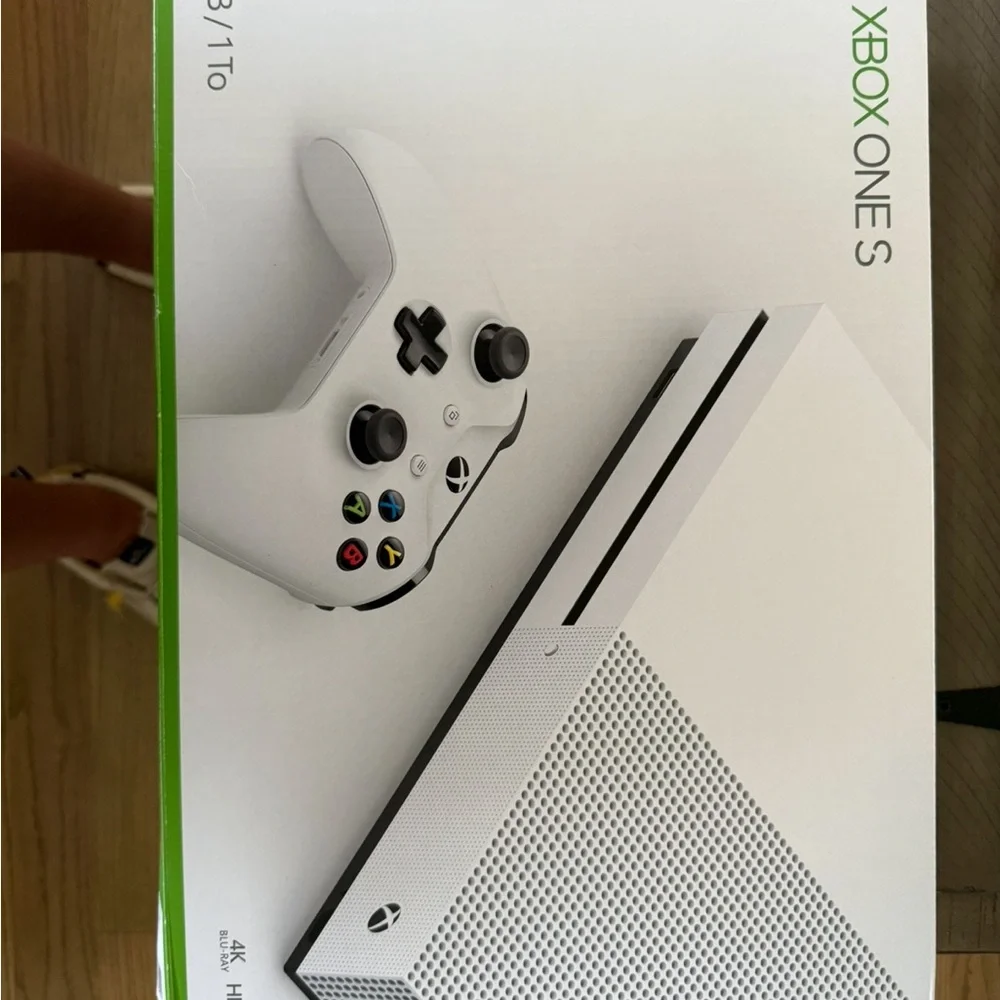 Xbox One S 1TB + 3 Wireless Controllers + Quick Charge Set